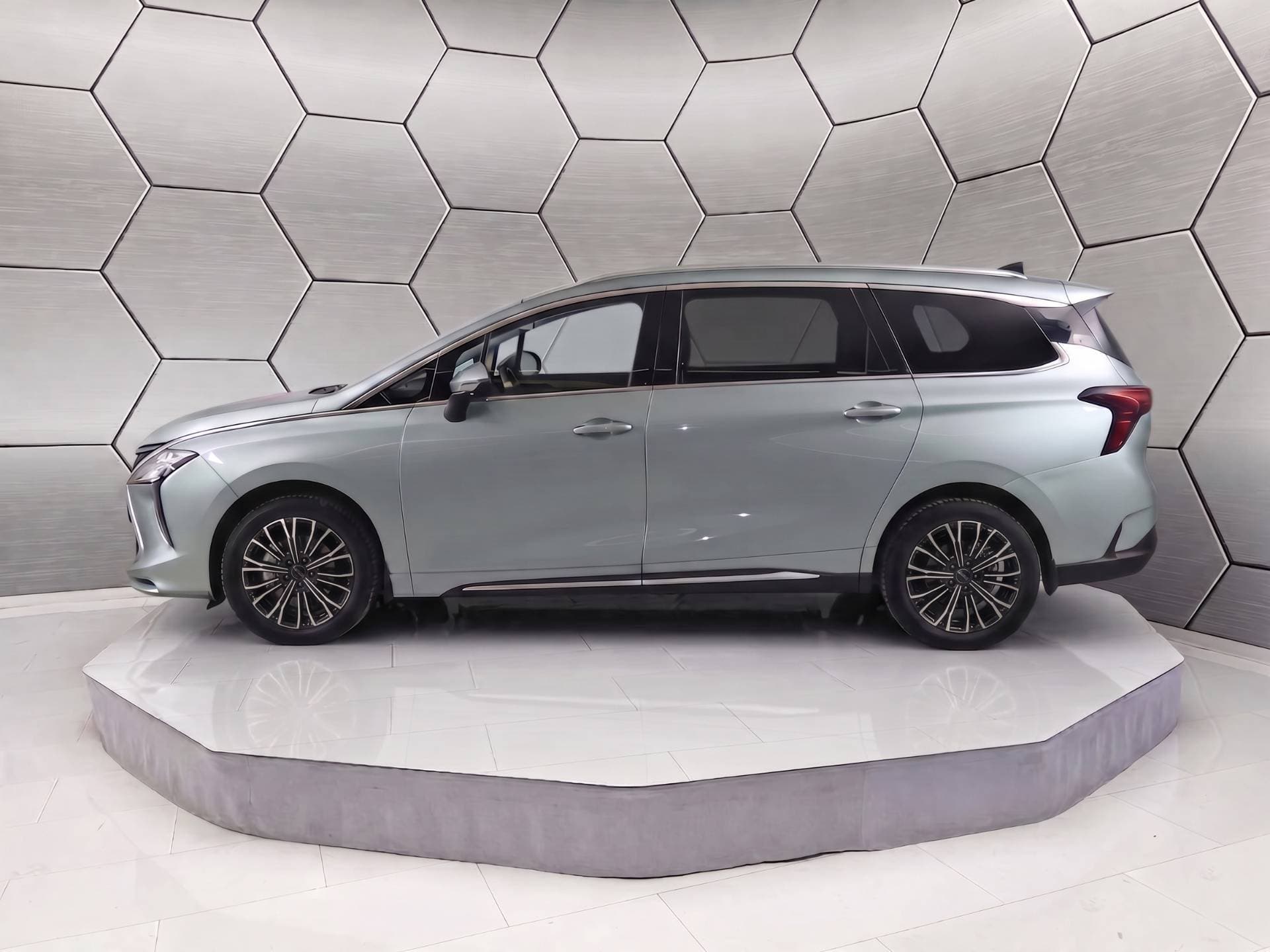 DFM Forthing 4 PHEV Panorama 360° LED El. Heckklappe